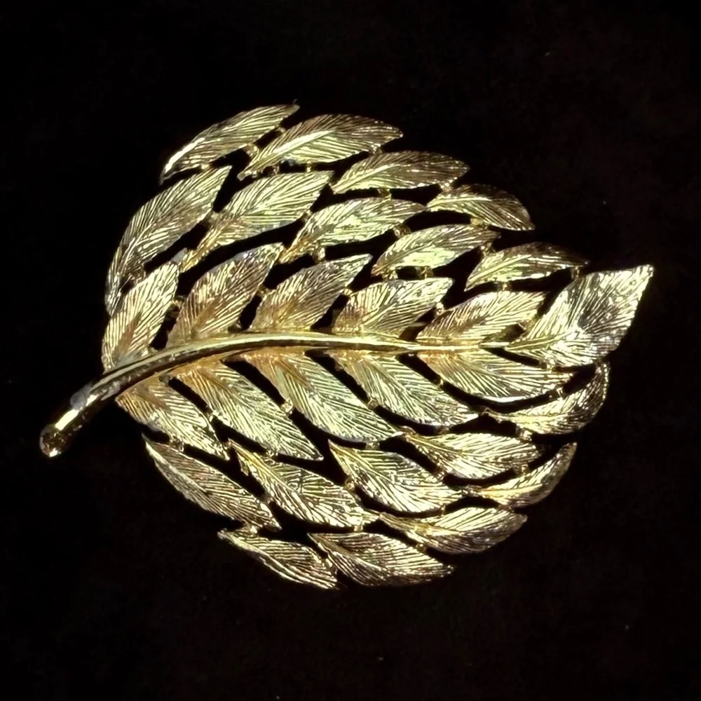 Gorgeous, aged goldtone etched leaf raised brooch, pin